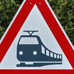 Verkehrszeichen mit Zug