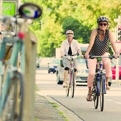 Fahrradfahrerin unterwegs auf den städtischen Radwegen in Baden-Württemberg