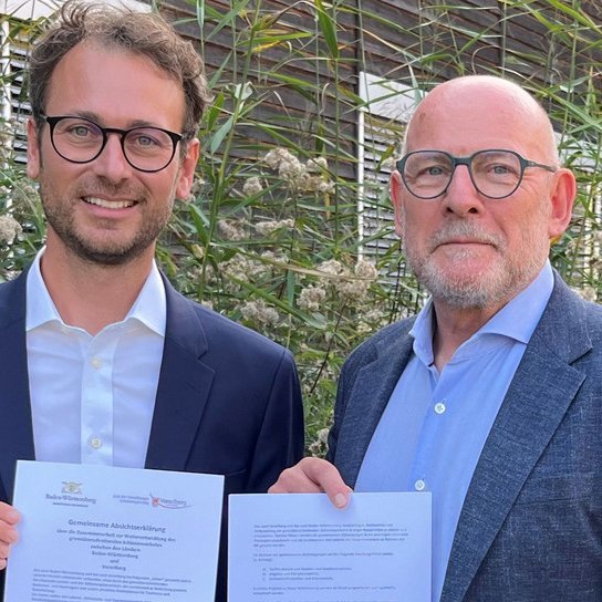 Unterzeichnung Landeserklärung durch Daniel Zadra, Vorarlberger Mobilitätslandesrat, und Winfried Hermann, Verkehrsminister BW