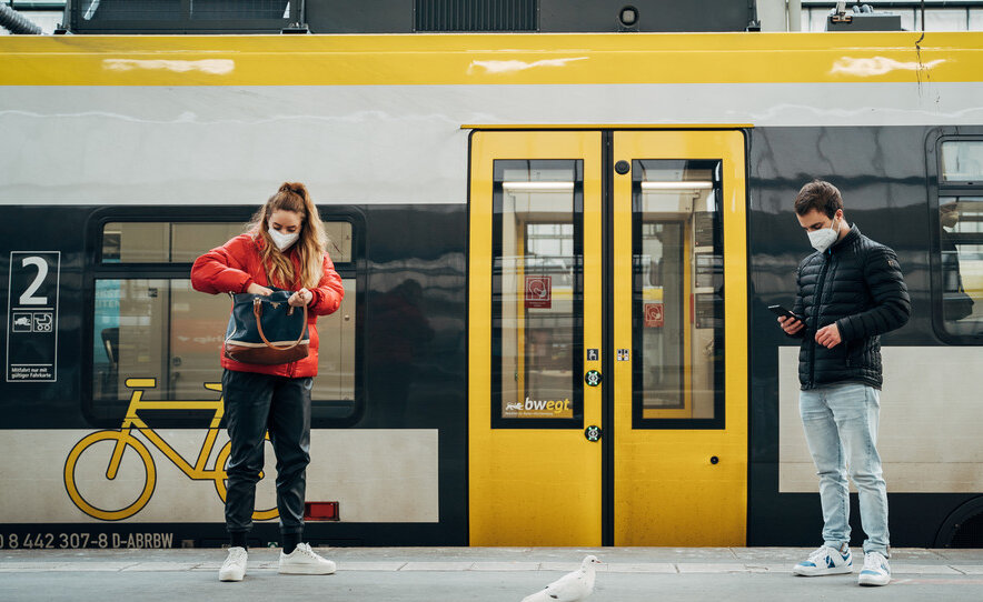 Passagier:in an Bahnsteig, vor Bahn im bwegt Design