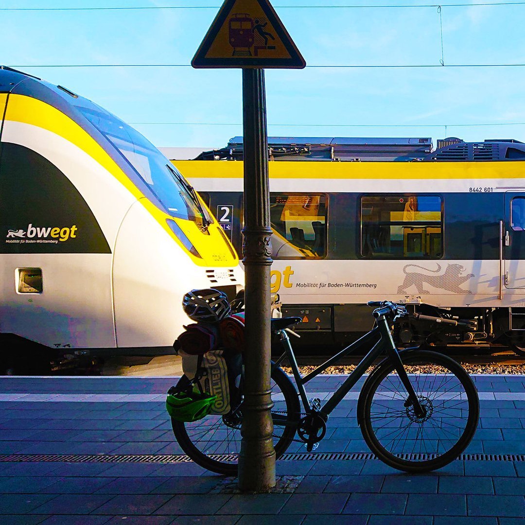 Bwegt gebrandete Züge im Bahnhof