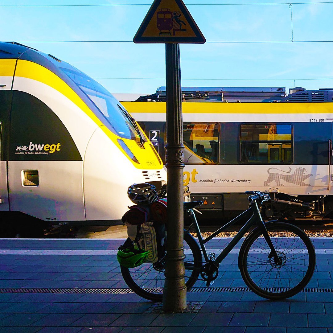 Bwegt gebrandete Züge im Bahnhof
