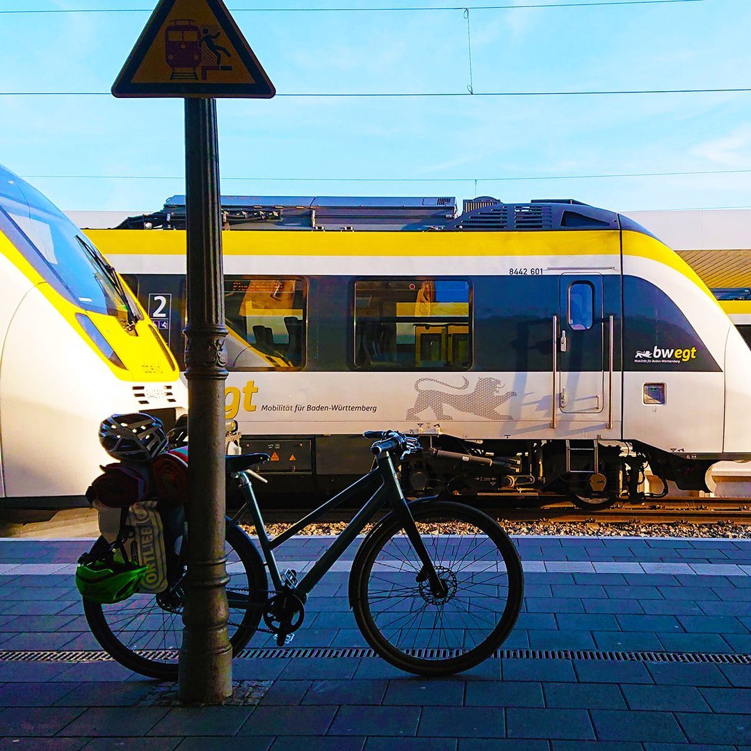 Bwegt gebrandete Züge im Bahnhof