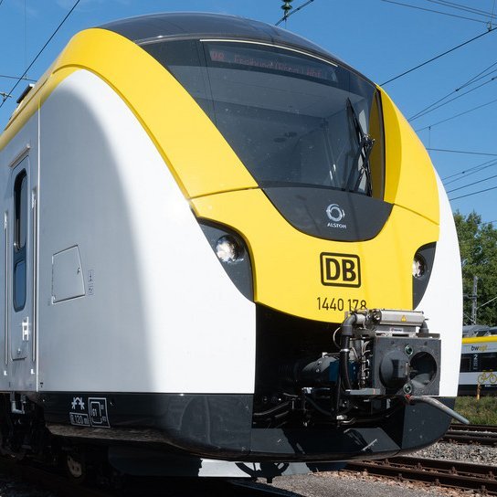 Vorderansicht DB Zug in bwegt Design
