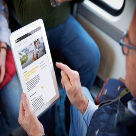 Senioren im Zug mit iPad