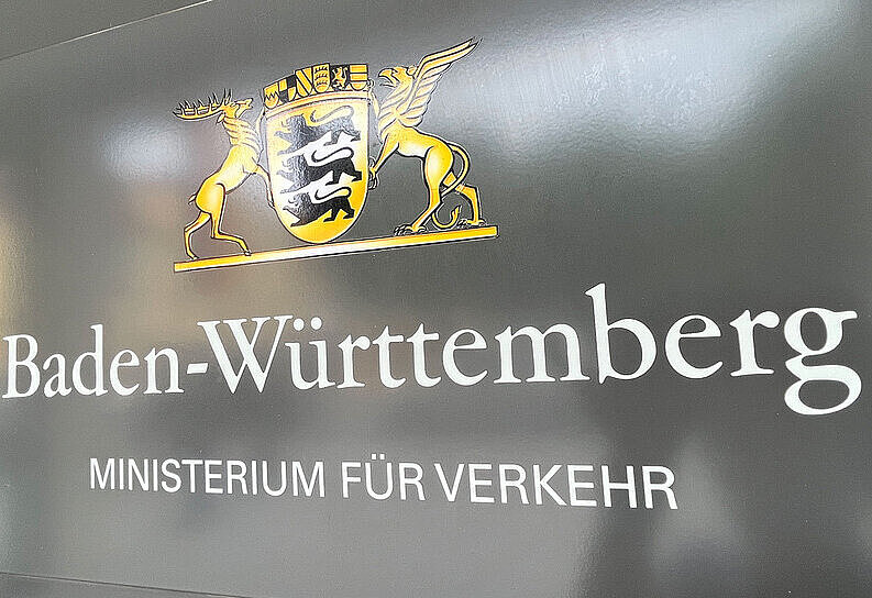 Eingang Schriftzug Ministerium für Verkehr Baden-Württemberg