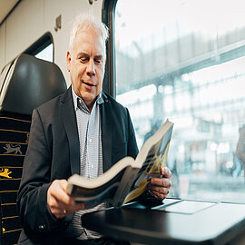 Matthias Lieb liest im Zug