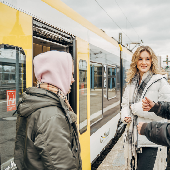 Jugendliche vor Bahn