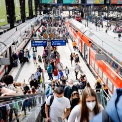 Bahnsteig mit Passanten