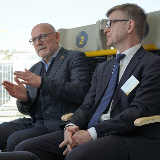 Verkehrsminister Winfried Hermann und Christoph Klaes testen Sitze in neuen bwegt-Doppelstockzügen