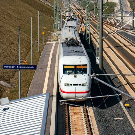 ICE auf Bahngleis in Merklingen stehend