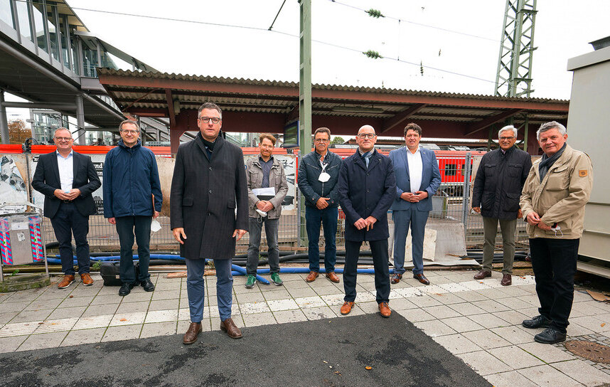 Verkehrsministerium, Deutsche Bahn, Stadt Ulm und Landtagsabgeordnete vor Südzugang Hbf Ulm