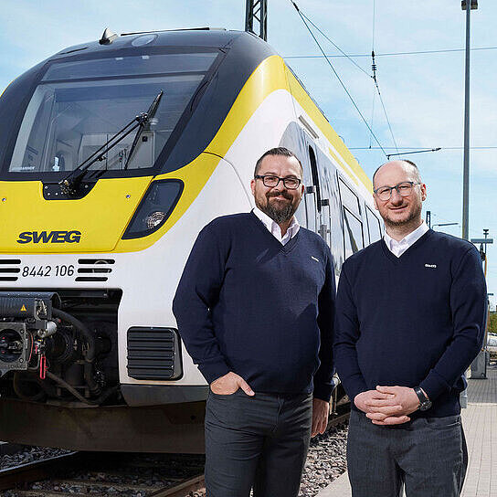 Pressebild SWEG, zwei Fachkräfte vor SWEG Zug in bwegt Design