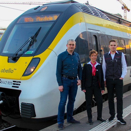 Abellio Mitarbeiter vor Abellio Zug an Bahngleis