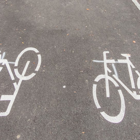 Fahrradweg mit Fahrradabbildungen auf dem Boden