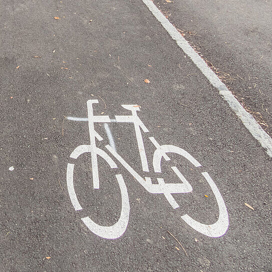 Fahrradweg mit Fahrradabbildungen auf dem Boden