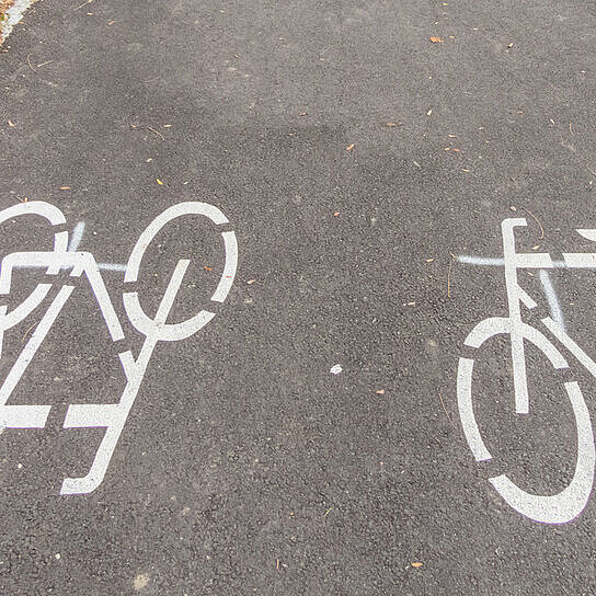 Fahrradweg mit Fahrradabbildungen auf dem Boden