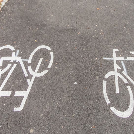Fahrradweg mit Fahrradabbildungen auf dem Boden