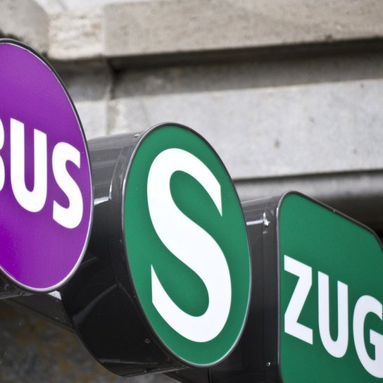 Beschilderung Bus, S-Bahn, Zug