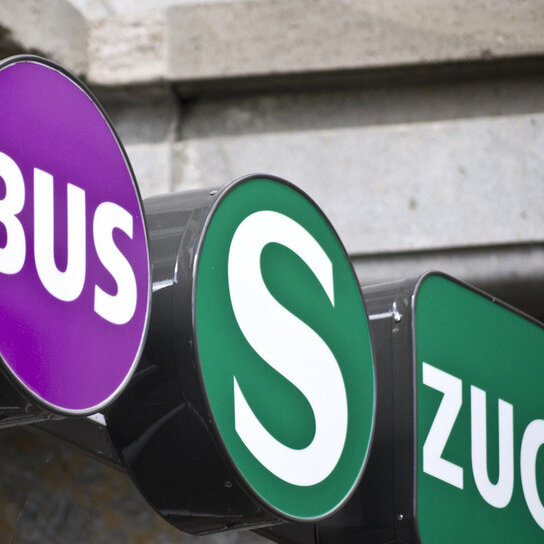 Schilder Bus, S-Bahn, Zug