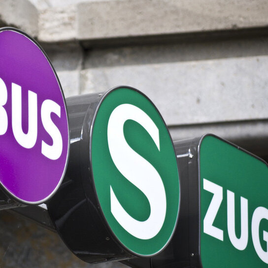 Schilder mit Beschriftung, Bus, S-Bahn, Zug