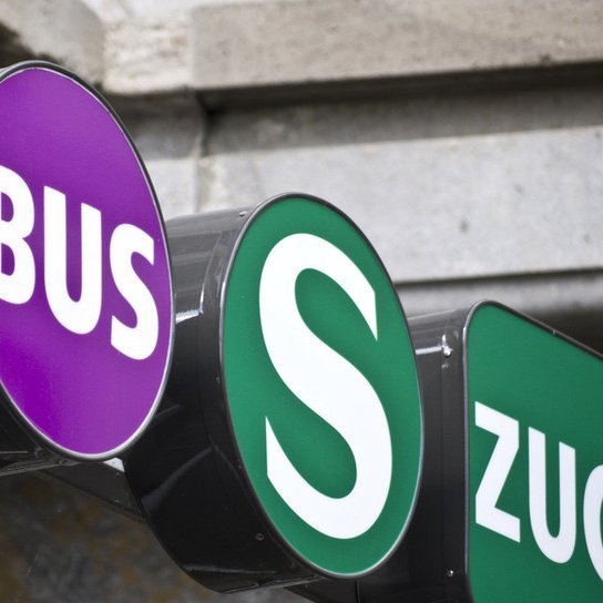 Schilder Bus, S-Bahn, Zug