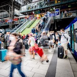 Passagiere beim Aus-/Umstieg am Bahngleis