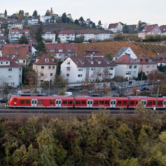 Blick auf Gäubahn, Vorbeifahrt an Wohnhäusern 