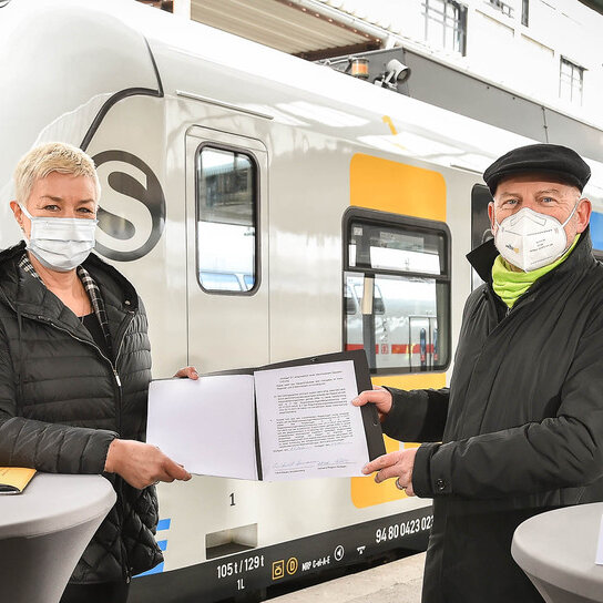 Pressebild vor S-Bahn mit Verkehrsminister Winfried Hermann