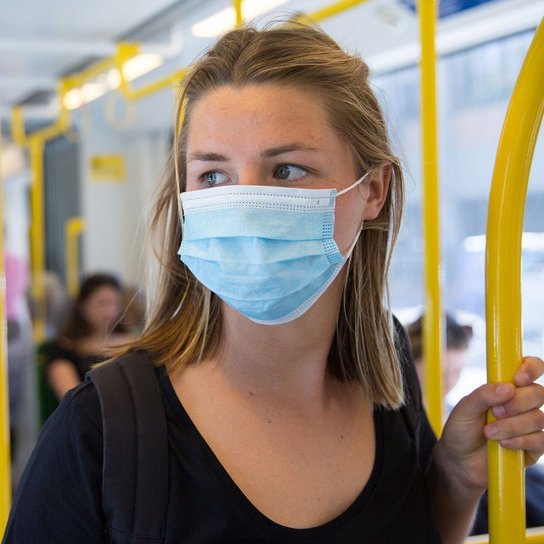 Schülerin im Bus mit Maske