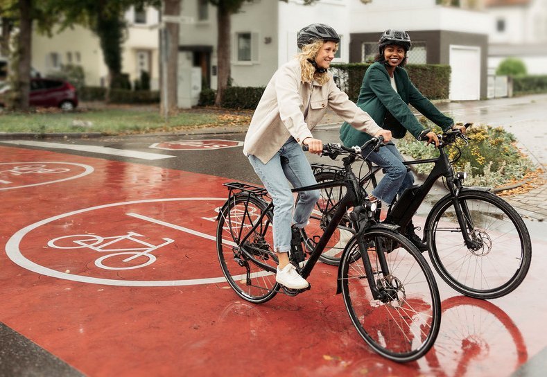 Zwei Radfahrerinnen auf Fahrradschutzstreifen