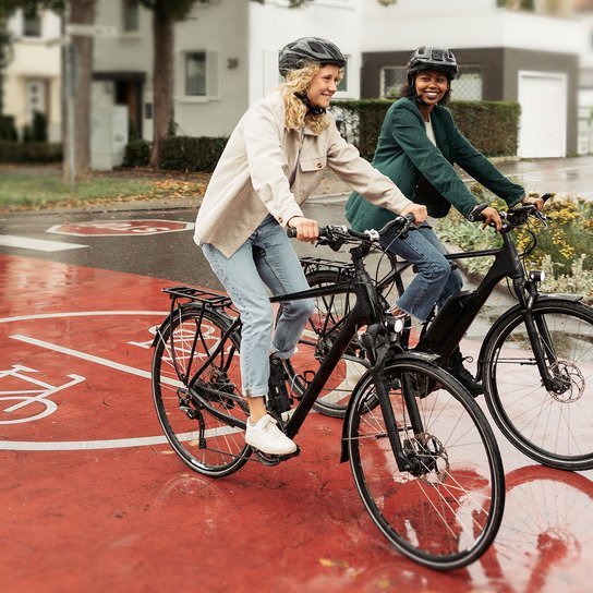 Zwei Radfahrerinnen auf Fahrradschutzstreifen