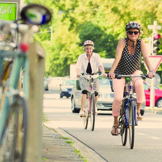 Fahrradfahrerin unterwegs auf den städtischen Radwegen in Baden-Württemberg