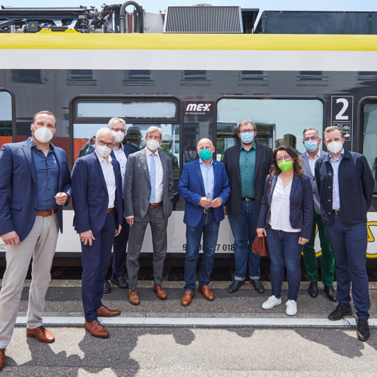 Pressebild vor Metropolexpress mit Verkehrsminister Winfried Hermann 