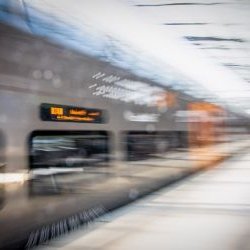 Verschwommener Zug an Bahnsteig
