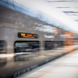 Verschwommener Zug an Bahnsteig