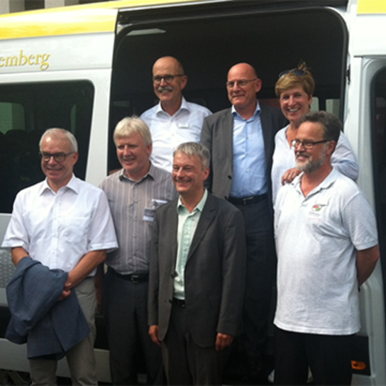 Pressebild vor einem Bürgerbus mit Verkehrsminister Winfried Hermann