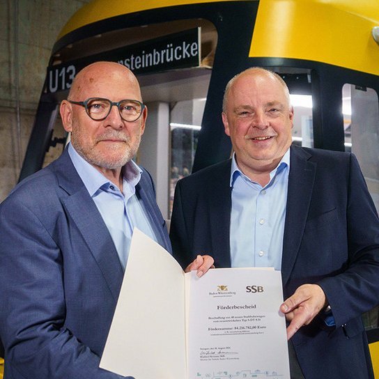 Verkehrsminister Hermann bei der Übergabe des Förderbescheids an die SSB