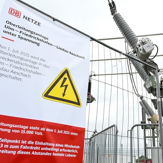 Oberleitungsanlage mit Bekanntmachung der DB Netze