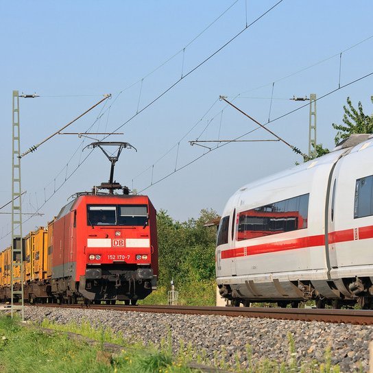 Güterzug und ICE auf Bahngleisen