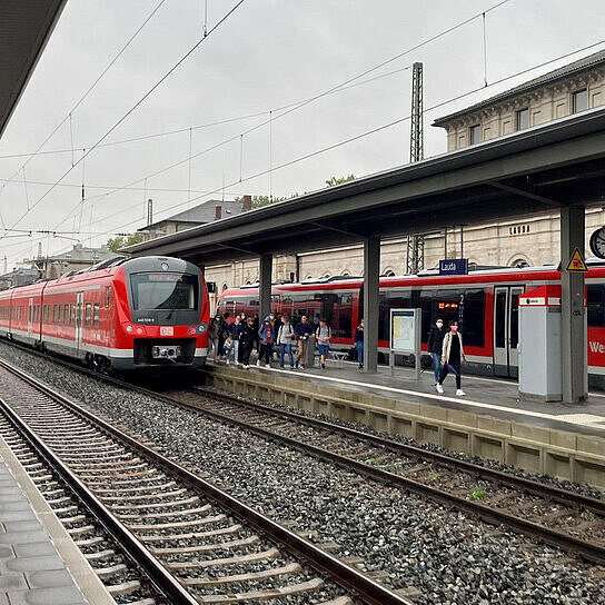 Frankenbahn im Bahnhof stehend, Passagiere auf Bahngleis
