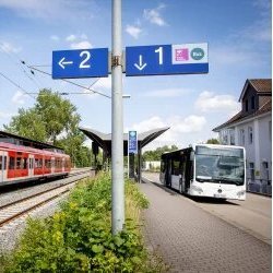 Bahn und SEV-Bus an Bahnsteigen