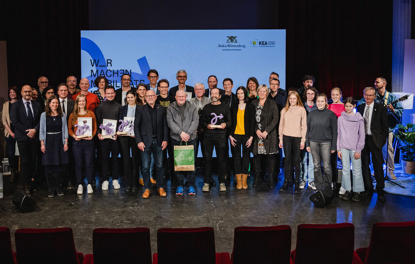 Gewinner/innen der Landesauszeichung "Wir machen Mobilitätswende" mit Verkehrsminister Hermann