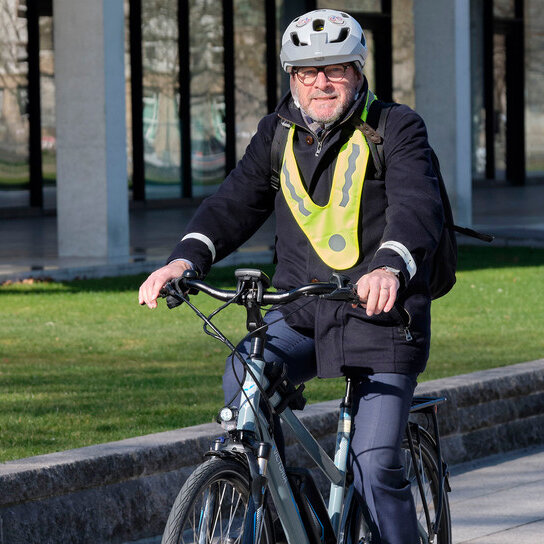 Verkehsminister Winfried Hermann auf dem Fahrrad unterwegs