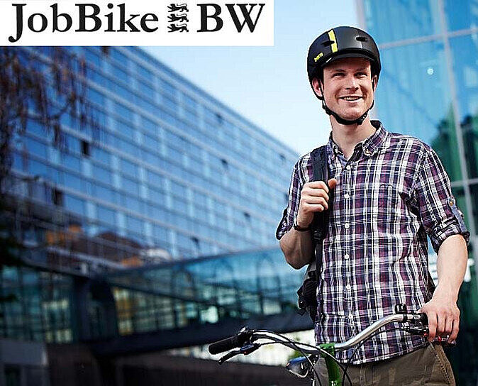 Pressebild zu JobBike BW, Mann mit Fahrradhelm und Fahrrad vor Gebäude