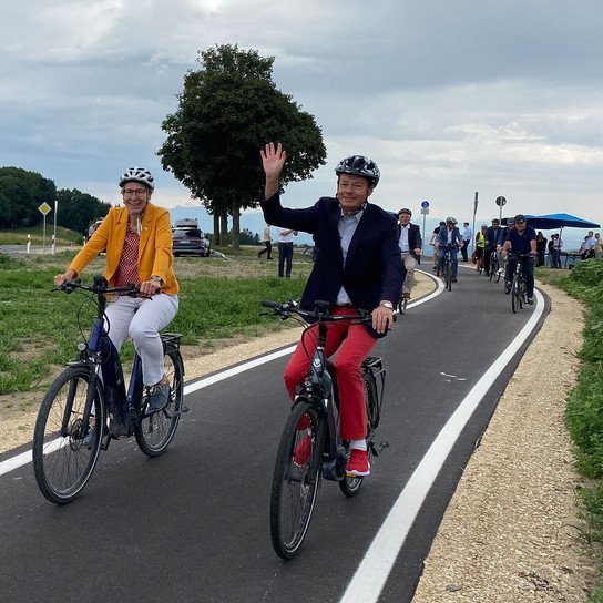 Fahrradfahrer auf neuem Radweg