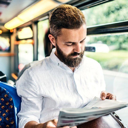 Lesender Fahrgast in Bus