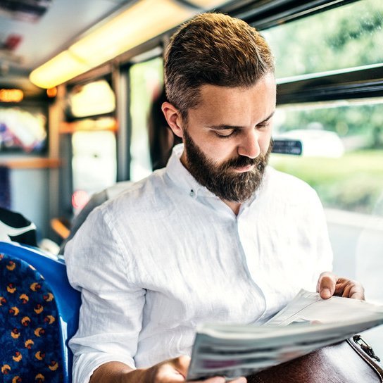 Lesender Fahrgast in Bus