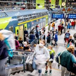 Passagiere auf Treppe bei Bahnsteig, zum Aus- und Einsteigen in Züge