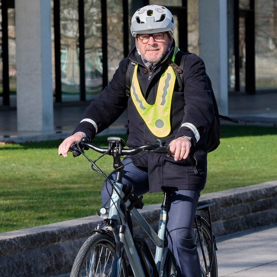 Verkehrsminister Hermann auf dem Fahrrad